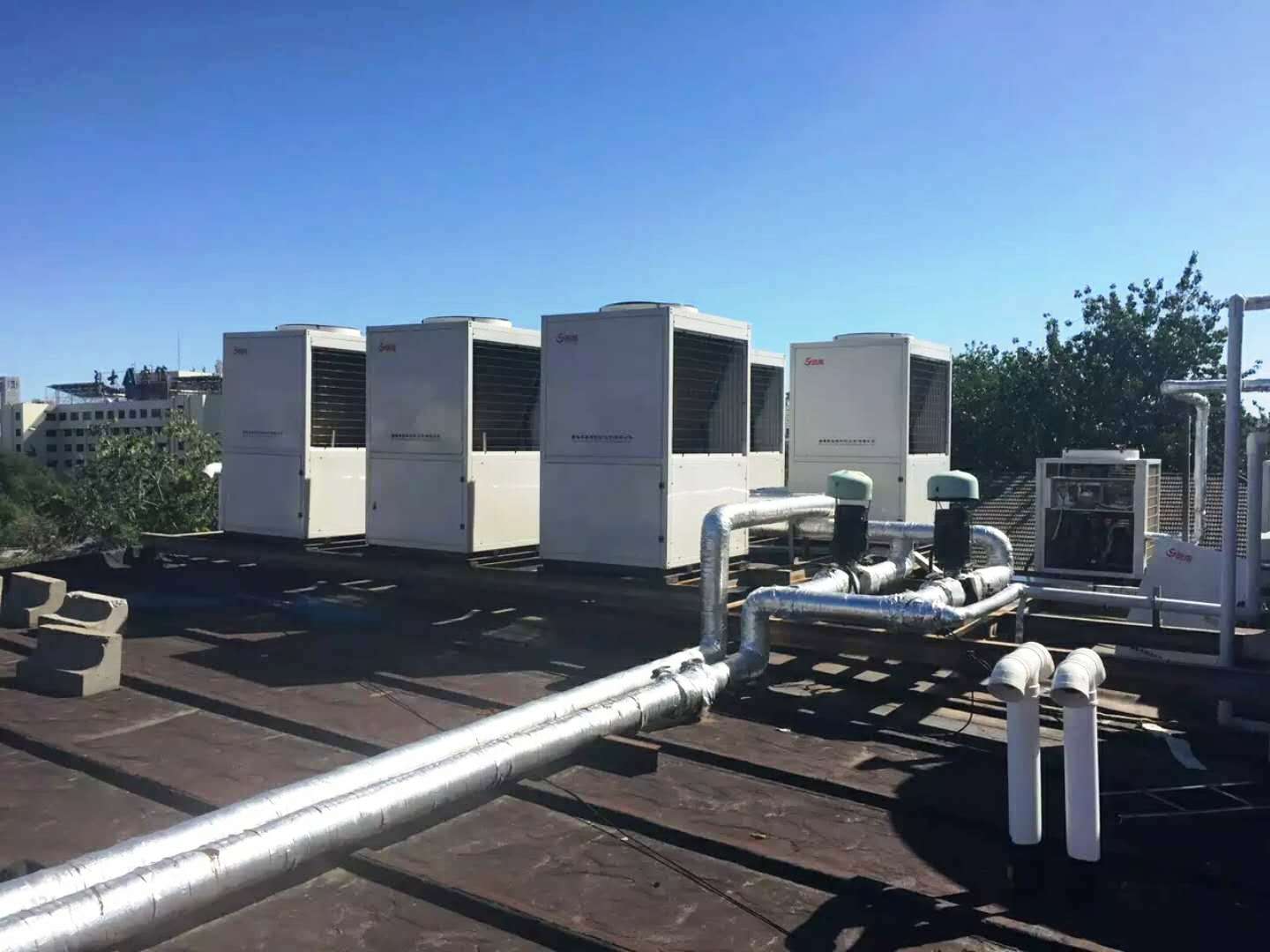 魯禹酒店空氣源熱泵熱水器外景 魯禹酒店空氣源熱泵熱水器外景